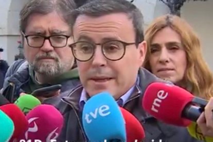 Miguel Ángel Gallardo atiende a los medios tras votar