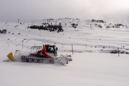 Tecnología y precisión en el pisado de pistas en Baqueira.