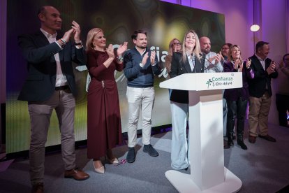 María Guardiola recibe los aplausos de sus compañeros tras conocerse los resultados de las elecciones autonómicas en Extremadura el 21 de diciembre de 2025.