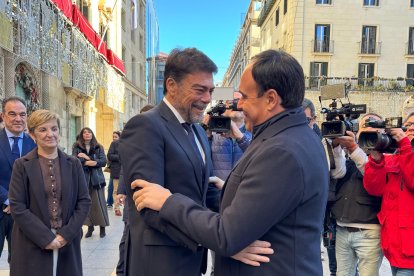 El alcalde, Luis Barcala, recibe a Pérez Llorca a las puertas del ayuntamiento.
