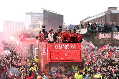 La rúa en Liverpool por la Premier