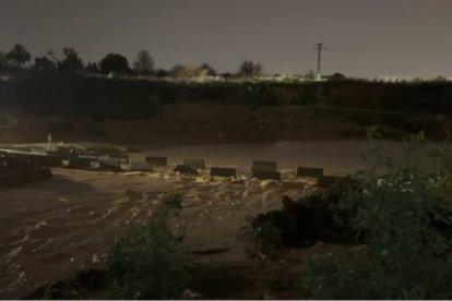Los barrancos, a su paso por Torrent, han experimentado considerables crecidas en la tarde de este domingo.