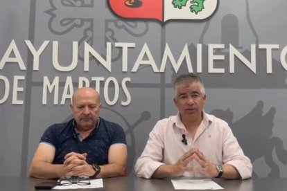El ya concejal socialista de Martos (Jaén), Manuel Cortés, junto al alcalde Emilio Torres. 