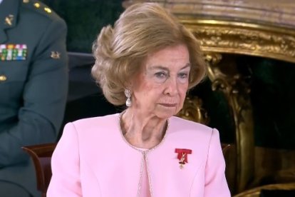 Doña Sofía vestida de Alejandro de Miguel el día que recibió el Toisón de Oro.