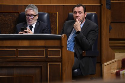 El ministro de Interior, Fernando Grande-Marlaska, y el ministro de Transportes y Movilidad Sostenible, Óscar Puente.