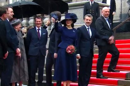 Los Reyes Federico y Mary a su llegada al Parlamento Danés flanqueados por la Reina Margarita, el Príncipe Joaquín y la Princesa Benedicta.