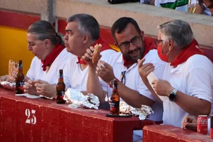 El vicepresidente de Navarra, Javier Remírez, con Cerdán en los sanfermines