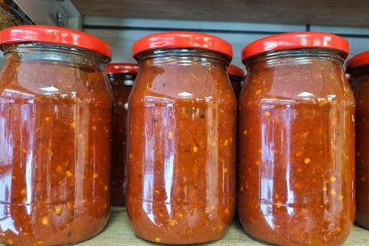 El pisto puede conservarse en tarros para disfrutar su sabor casero y natural durante todo el año, sin necesidad de aditivos ni procesos industriales