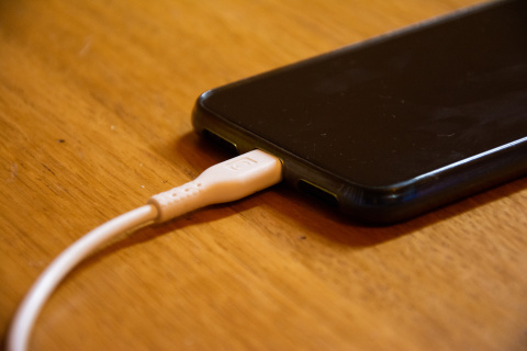 telefono movil y cable usb c