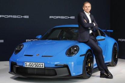 Oliver Blume junto al Porsche 911