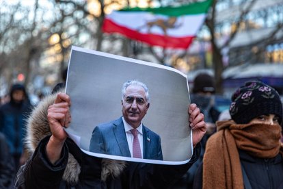 Un manifestante muestra la cara del Sha en una protesta contra el régimen iraní en Berlín.