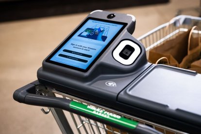 La nueva pantalla del Dash Cart permite iniciar sesión con tu cuenta de Amazon y gestionar la compra desde el propio carrito.