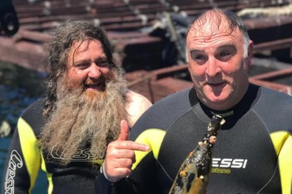 José Andrés sostiene un albariño envejecido bajo el agua, una de las propuestas más singulares de su carta y una declaración de amor al vino como aventura sensorial.