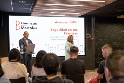 Una sesión de educación financiera para jóvenes dentro del programa Finanzas para Mortales.