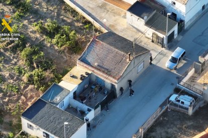 Vista aérea de un conjunto de viviendas / GUARDIA CIVIL