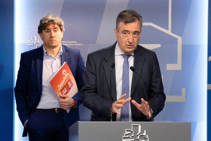 El presidente del EBB del PNV, Aitor Esteban, y el secretario general del PSE-EE, Eneko Andueza.