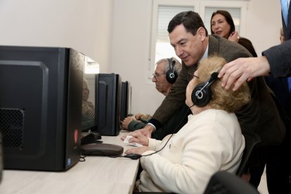 El presidente de la Junta de Andalucía, Juanma Moreno, visita las instalaciones del centro de día de Párkinson Bahía de Cádiz, situado en San Fernando.