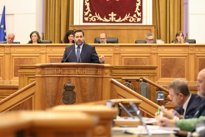 El presidente del PP de Castilla-La Mancha, Paco Núñez, en las Cortes de Castilla-La Mancha.