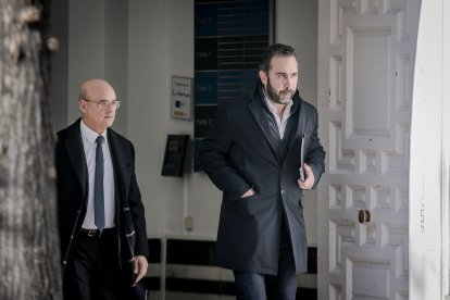 El abogado, José Antonio Choclán, junto a su cliente Víctor de Aldama salen del Tribunal Supremo.
