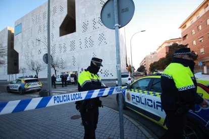 La Policía acordona la zona del Instituto de Medicina Legal, por la llegada de los cuerpo de las víctimas del accidente ferroviario de Adamuz.