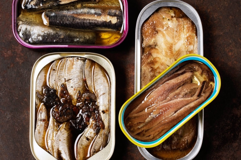 Selección de conservas premium, ejemplo del auge del producto enlatado como delicatessen contemporánea.
