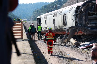 Un agente de la Unidad Militar de Emergencias (UME) trabaja en el lugar del accidente.