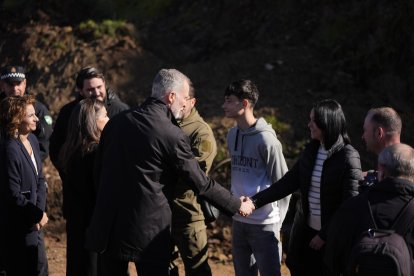Los Reyes saludan a vecinos que ayudaron a auxiliar a heridos del accidente de tren de Adamuz (Córdoba).