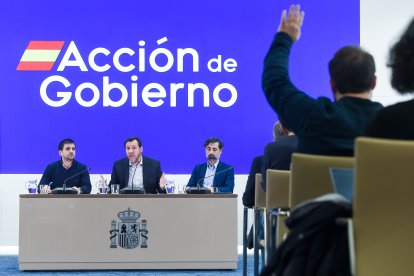 El ministro de Transportes y Movilidad Sostenible, Óscar Puente (c), junto al director de Tráfico de Adif, Ángel García de la Bandera (d), y al director de Operaciones de Renfe, José Alfonso Gálvez.