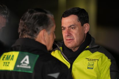 El presidente de la Junta de Andalucía Juanma Moreno habla con Antonio Sanz en la madrugada del 19 de enero.