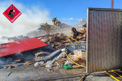 La gran cantidad de materiales en la nave y el viento dificultaron las labores de extinción.