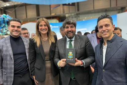 La alcaldesa de Archena, Patricia Fernández, entrega la fragancia Esencia Mediterránea al presidente de la Región de Murcia, Fernando López Miras.