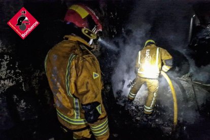 Los bomberos centraron sus esfuerzos en evitar la propagación a otras naves.
