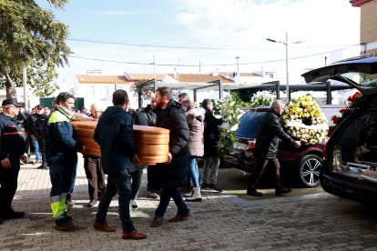 Salida de uno de los cuatros féretros de la familia Zamorano fallecidos en el accidente de Adamuz.