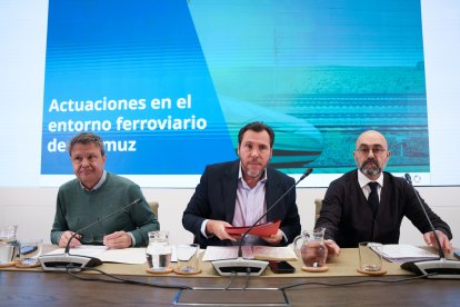 El ministro de Transportes, Óscar Puente (c), acompañado del secretario de Estado de Transportes y Movilidad Sostenible, José Antonio Santano Clavero (i), y el presidente de Adif, Luis Pedro Marco de la Peña (d).