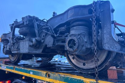 El 'bogie' del coche número ocho del tren Iryo accidentado en Adamuz es transportado en un camión.