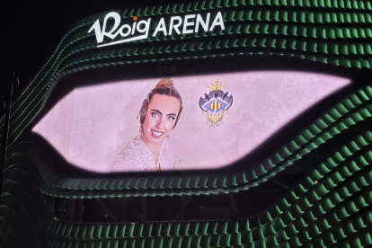 El Roig Arena se ilumina de verde y proyecta en su ojo la imagen de Juana Paula Centeno Roig, nieta de Juan Roig