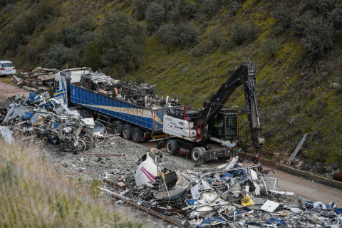 Los últimos restos del Alvia accidentado en Adamuz están siendo retirados
