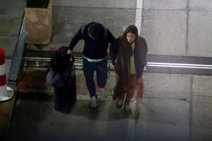 La periodista Sara Carbonero, junto a su pareja Jota Cabrera, regresa a Madrid tras su ingreso hospitalario en Lanzarote