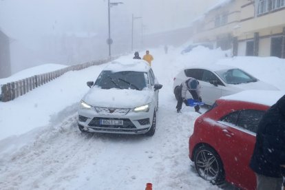 Vehículos atrapados en la estación de esquí de Sierra Nevada.
EUROPA PRESS
26/1/2026