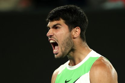 Carlos Alcaraz durante el partido ante De Miñaur en Australia. (Photo by Clive Brunskill/Getty Images)
