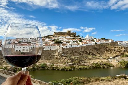Un brindis al tiempo en Mértola, Alentejo.