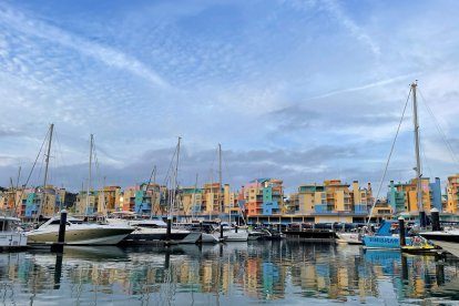 Barcos y fachadas de colores que alegran el puerto de Albufeira.