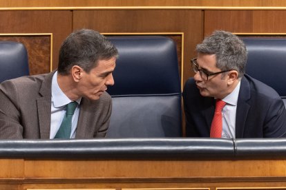 El presidente del Gobierno, Pedro Sánchez y el ministro de la Presidencia, Félix Bolaños, en el Congreso de los Diputados.
