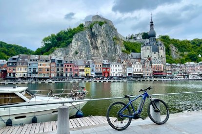 Dinant, donde el Mosa fluye al ritmo eterno del saxo.