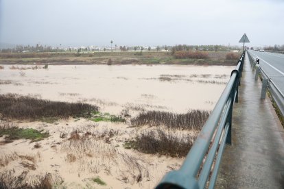 El Guadalquivir, a su paso por la localidad sevillana de Lora del Río por los efectos de la borrasca Joseph.