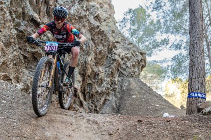Esta modalidad reina de ciclismo de montaña consiste en carreras en circuitos con obstáculos, rocas y pendientes.