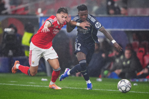 Vinicius conduce un balón seguido por un jugador del Benfica. (Photo by Jose Manuel Alvarez Rey/Getty Images)