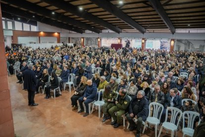 El pueblo de Adamuz desborda su caseta municipal en la misa para honrar a las víctimas del siniestro ferroviario.