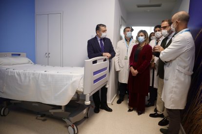 El consejero de Sanidad, Presidencia y Emergencias, Antonio Sanz, en la nueva Unidad de Hospitalización Breve de Adolescente (UHBA) Salud Mental de Málaga.