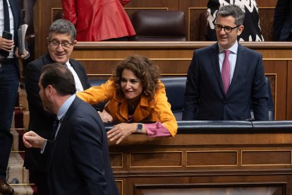 María Jesús Montero saluda a Óscar Puente en el Congreso de los Diputados.